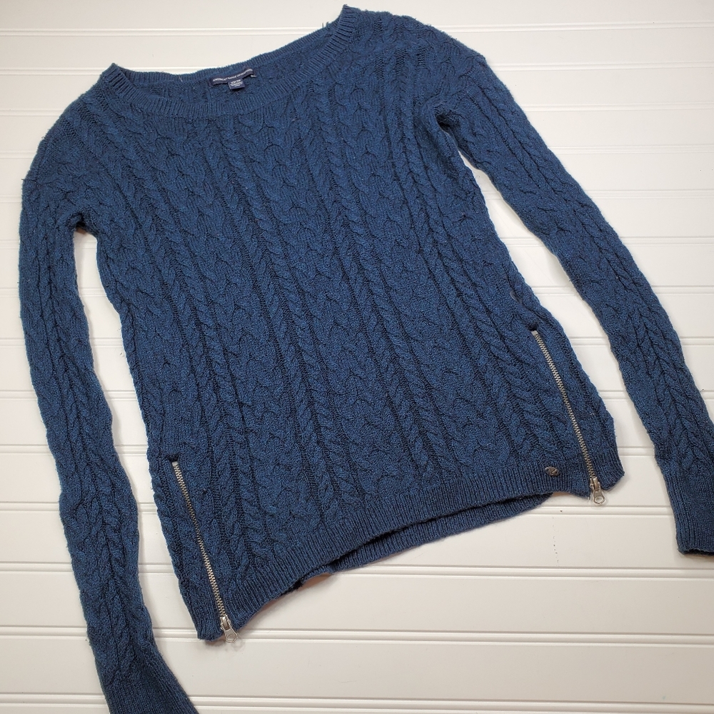American Eagle size XS lightweight sweater